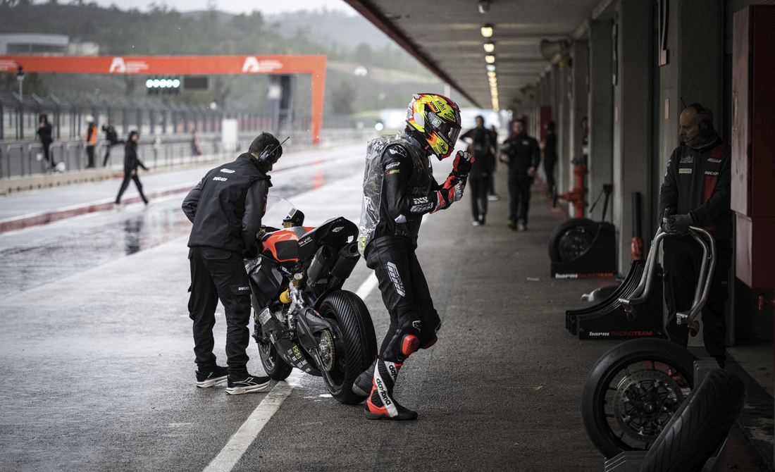 La pioggia influenza anche i due giorni a Portimão: Öttl scende comunque in pista per l’ultimo test prima della partenza per l’Australia.