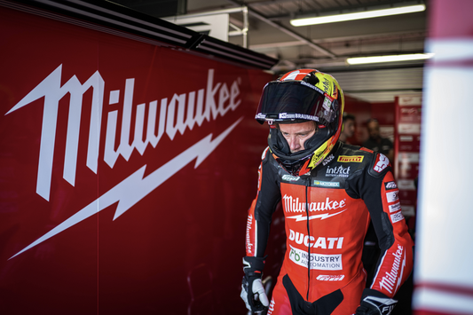 Inizio sfortunato per Öttl sul circuito di Donington: alcune bandiere gialle davanti a lui non gli permettono di andare oltre alla decima posizione nella Superpole.