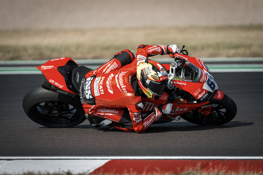 Ottima Gara 1 per Öttl oggi: ritrova il feeling con la sua Panigale V2 e finisce sesto recuperando quattro posizioni rispetto alla griglia di partenza.